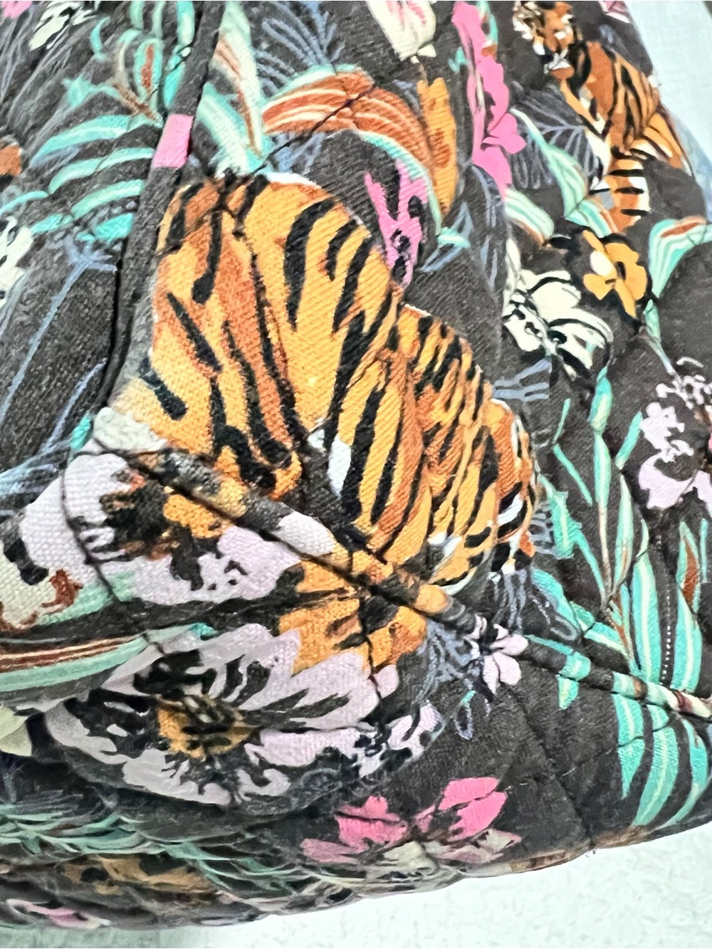 Vera Bradley Bali Jungle Pattern Insulated Lunch Bag Crossbody 10.25"w x 8.5"h - Picture 6 of 11
